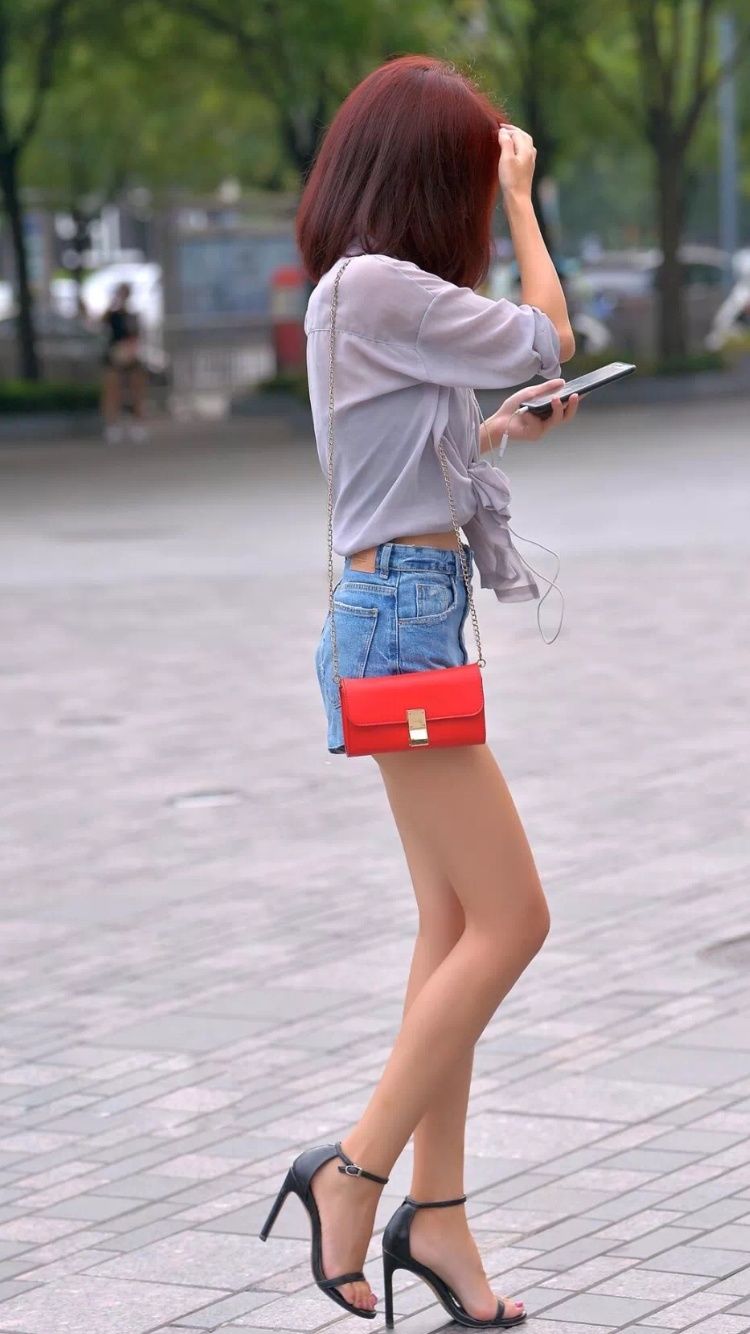 性感街拍丨穿热裤的高挑美女，大长腿真的好撩人!