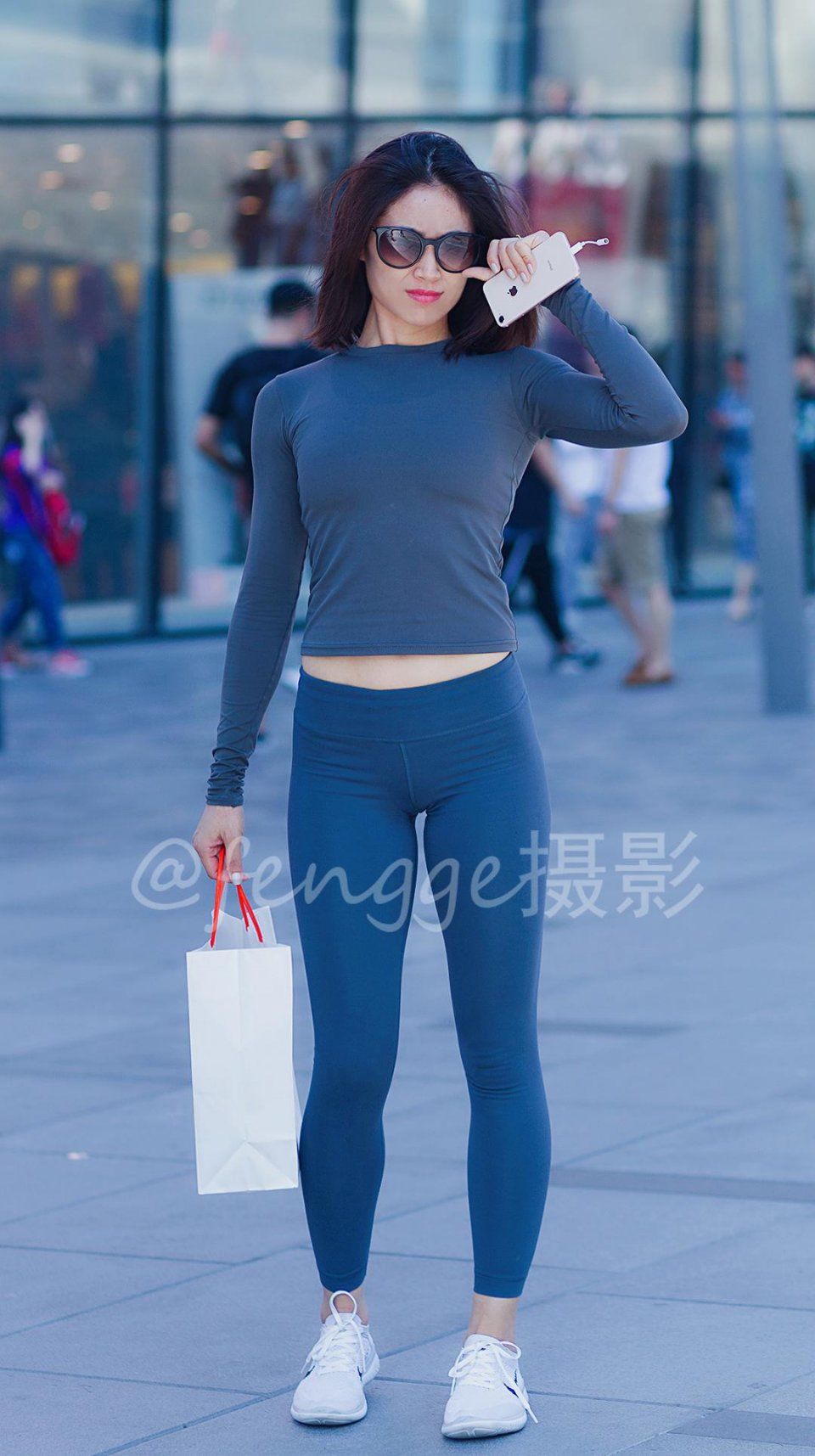 街拍:偶遇身穿健身服的运动范美女，这身材一看就是练家子