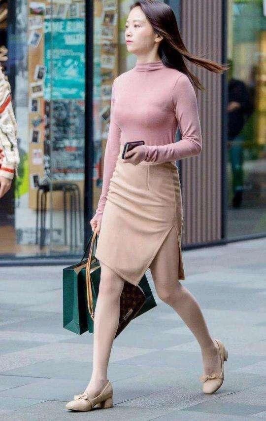 街拍: 包臀裙包裹出美女性感的臀部线条，让人看了不愿离开!