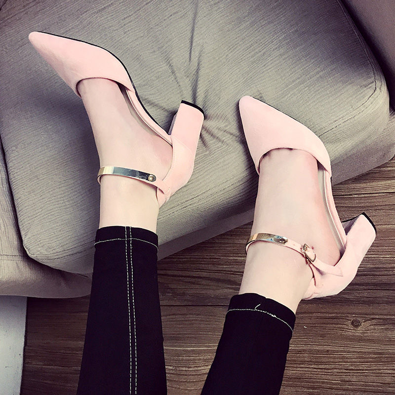 37岁的小姨穿这样的一字扣凉鞋，简直美爆了，女神范十足啊