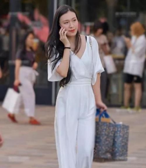 『气质』街拍：身材高挑的美女，一件吊带背心配黑色短裤，时尚魅力十足