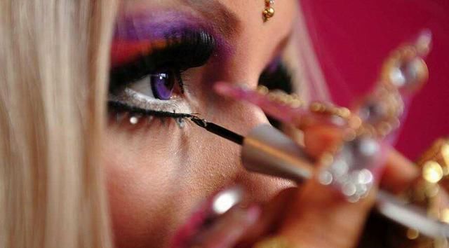 女孩自己变成芭比娃娃，每天化妆4小时，被侵害后的自暴自弃？