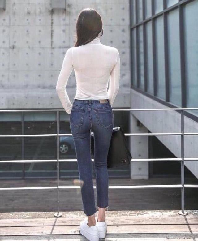 打底衫搭配牛仔裤，完美展现你的优美体态