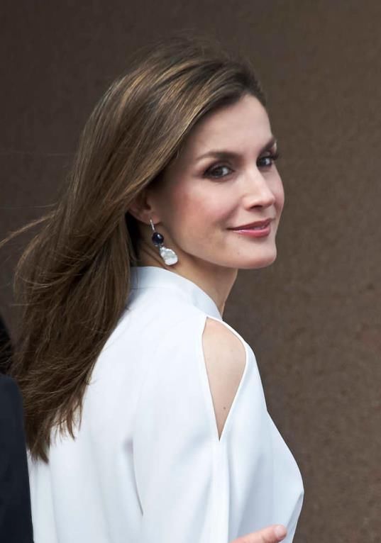 西班牙王后半身照:紧身连衣裙显身材，网友:行为端庄不敢凝视