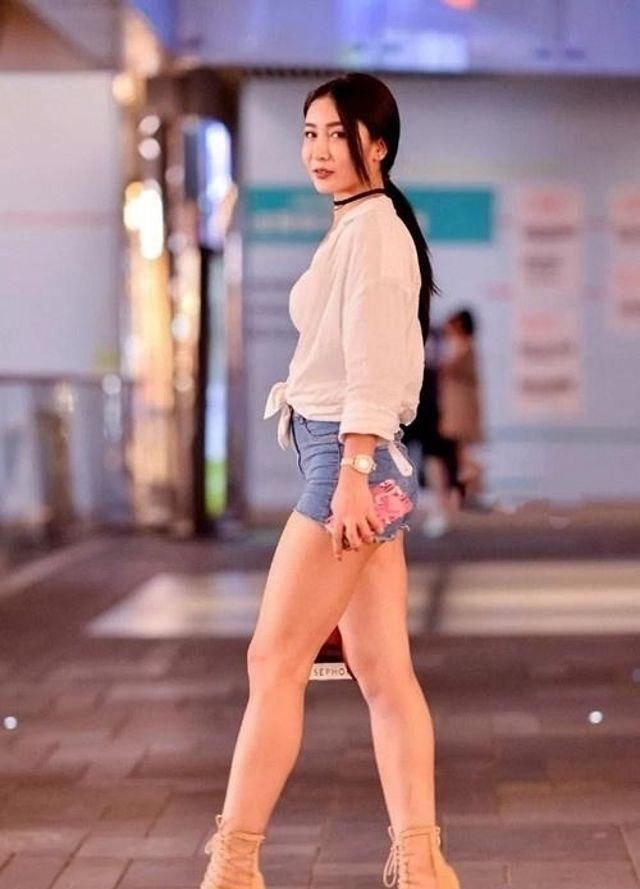  「长袖」路人街拍，小姐姐身材丰腴，穿皮质长袖连衣裙，格外的有女人味