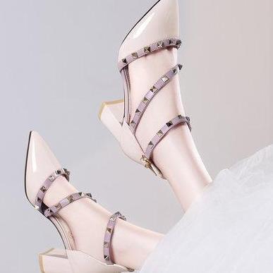 今年流行的高跟凉鞋, 百搭舒适, 优雅中露出别致风情