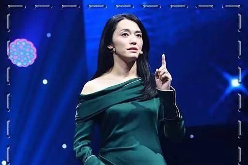 没有章子怡的身材真别穿紧身裙，这么紧也要硬塞，都勒出小肚腩了