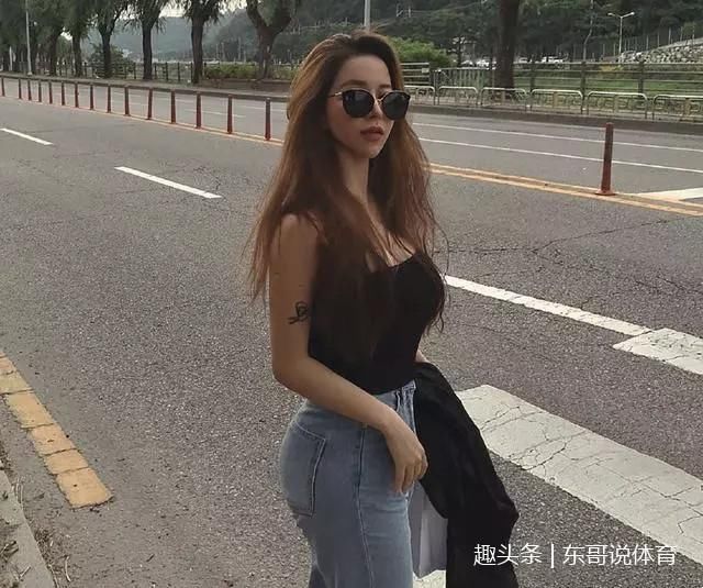 穿牛仔裤的美女，小姐姐腿型好迷人