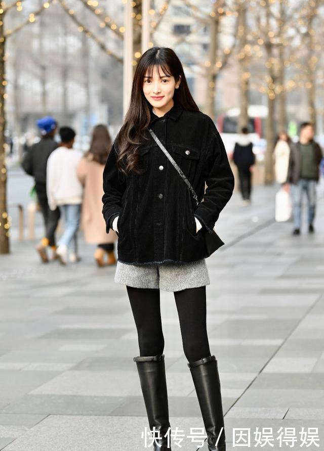  『美女』街拍：精致的美女，蓝色休闲衫搭配黑色短裤，穿起来显腿长显气质