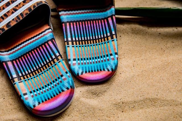 豹纹加持!adidas 的巴西风拖鞋专为夏季准备!