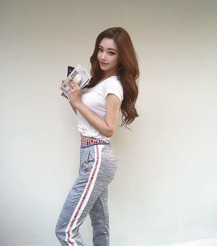 韩国姑娘坚持健身2年，拥有令人窒息的身材，成为了模特界的宠儿