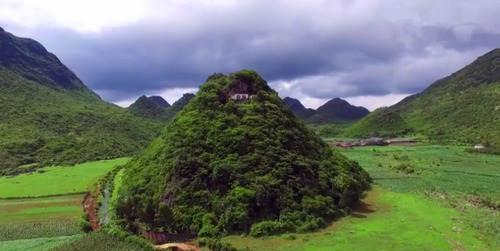 云南陡峭山壁发现一幢房子，与大山连为一体，有人在此隐居吗