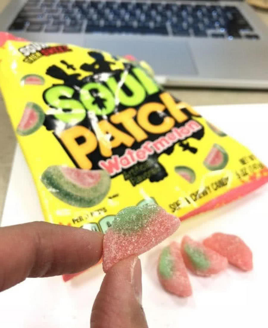 9张让强迫症患者“抓狂”到撞墙的图片 图一到底是撕不撕?