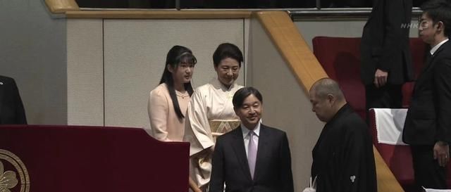  [和纪子妃]天皇一家亮相，雅子皇后穿和服显古韵美，独女水桶腰眯缝眼太路人