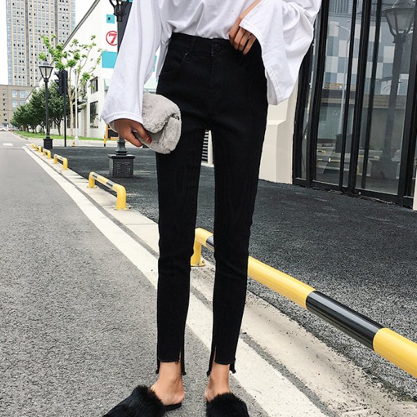 穿裙子不一定好看，今秋更流行“牛仔裤”，穿上那叫一个美丽高挑