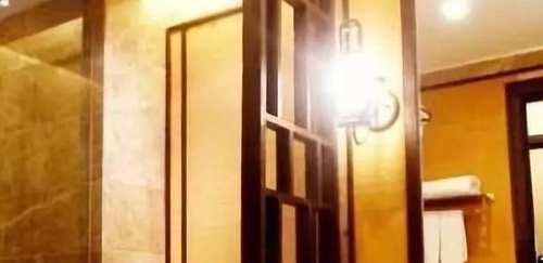 女生旅游单独住酒店，为啥厕所灯开着睡觉？服务员给出解释