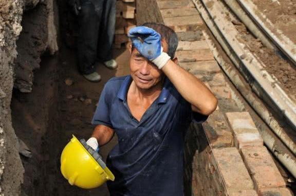 送了半条命！农民工一年挣十几万，却没有存款，社会真的冷血！