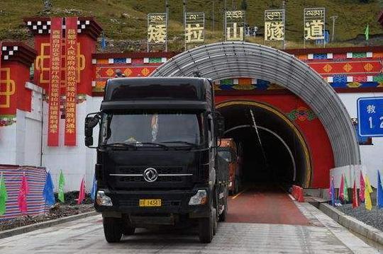 为什么大部分司机进入隧道时，都是靠左行驶？老司机一语道破原因