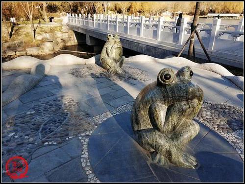 北京市内唯一一座具有田园风光的山村野趣公园，四头猪在路旁应景