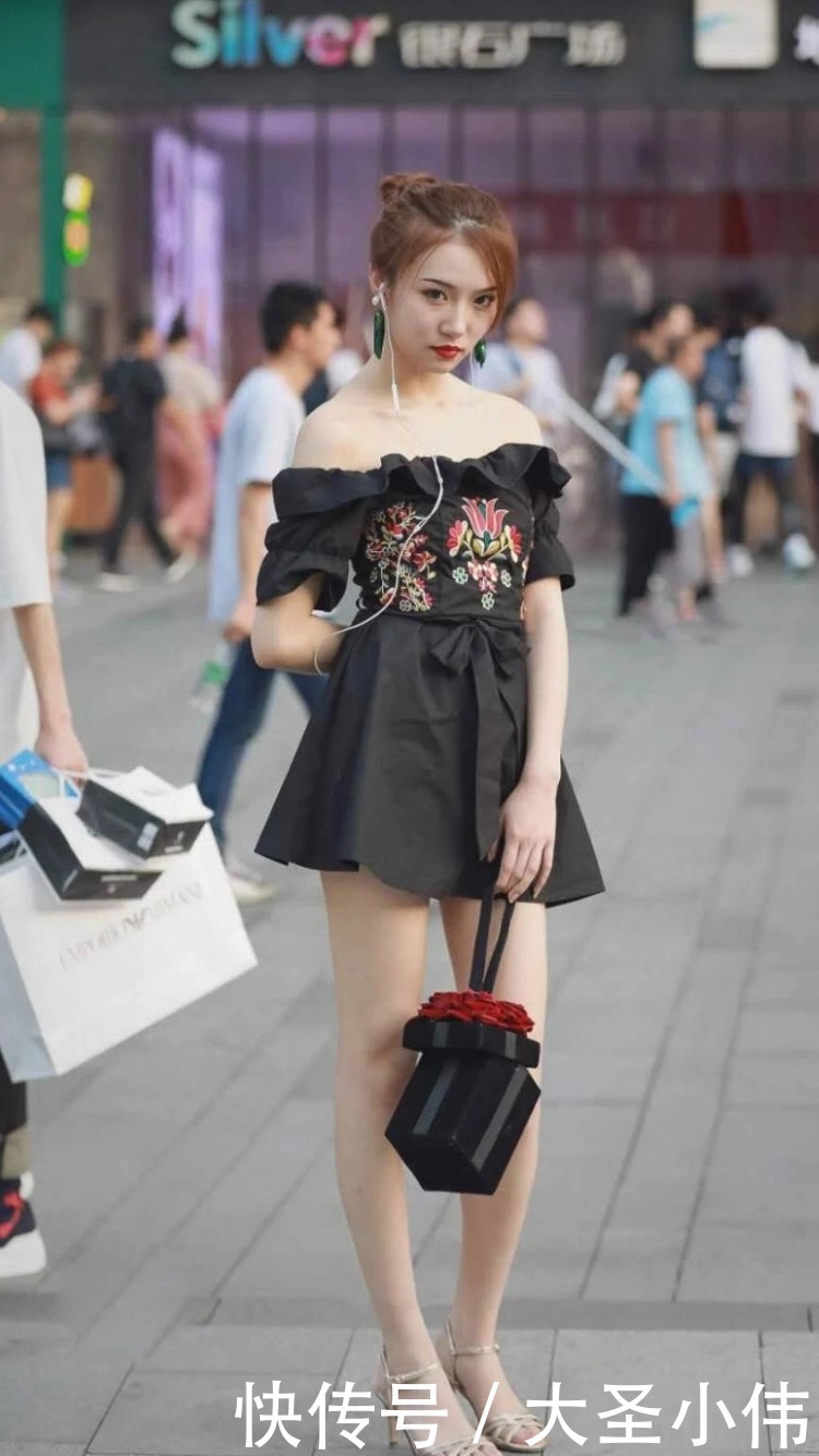  美女|美女街拍：小姐姐身材好纤瘦呀，长得可爱又清纯，明星级别的美貌！