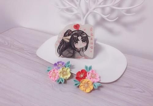  「三角形」春暖花开了，来做花吧？三色小花朵做胸针好不好看啊？