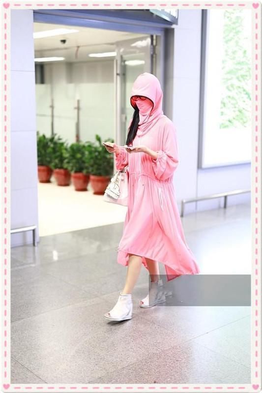 杨丽萍才是扮嫩界鼻祖！60岁照样驾驭粉色裙，网友：这腿是真细！