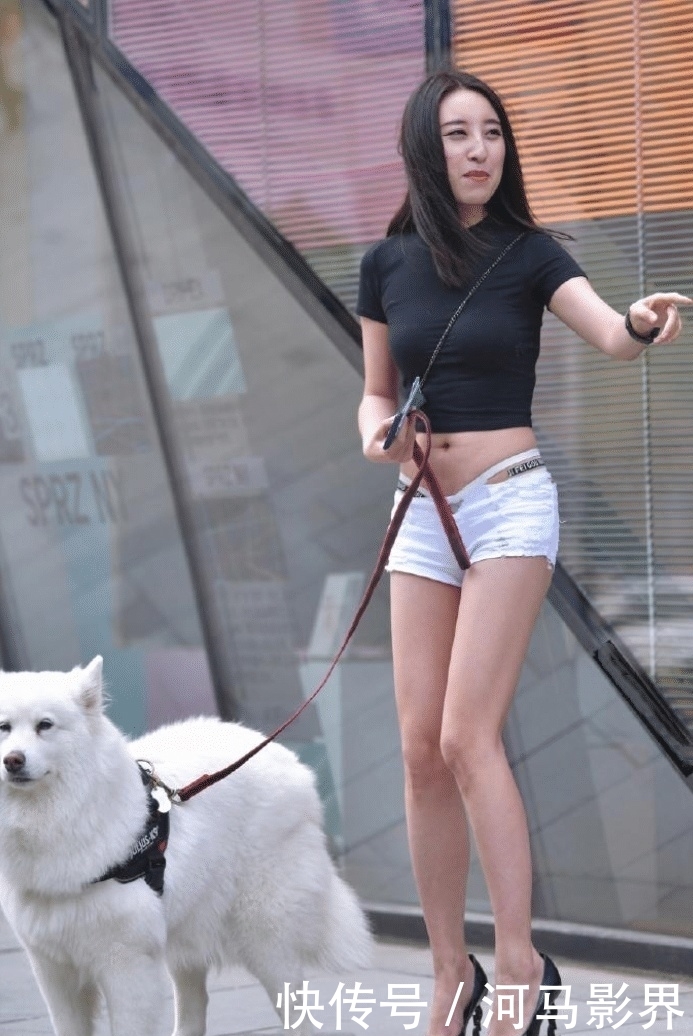 美女■街拍:自带微笑的美女搭配牛仔短裤,秀出青春活力范,尽显性感女人味