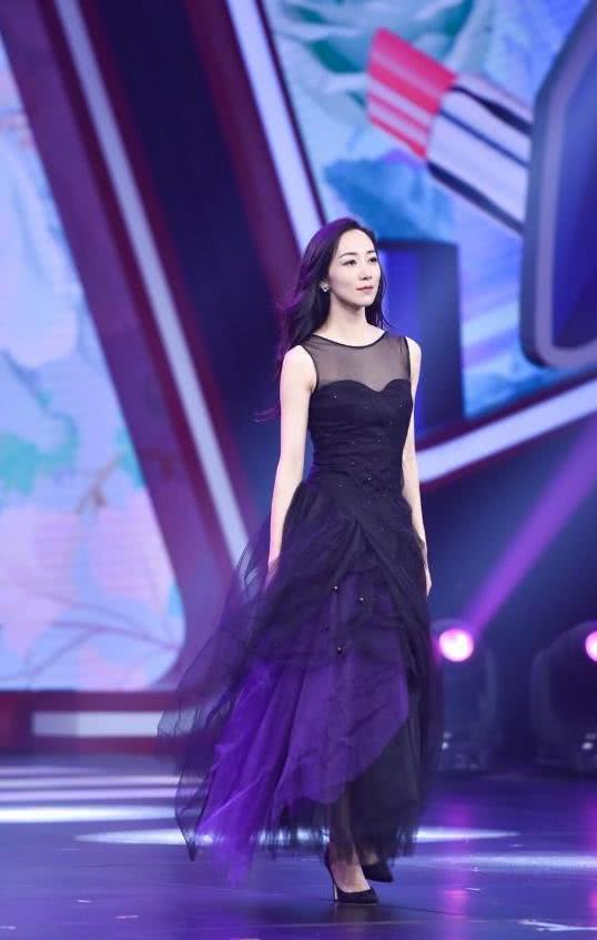 韩雪太拼了，竟全身挂满塑料袋，搭配起来竟意外地好看！