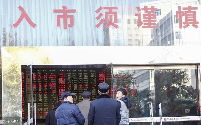中国股市完全失控了,亏损散户排队退市,股民:有何颜面留下来!