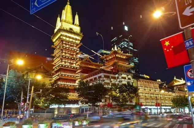  繁华闹市|中国最硬“钉子户”！15吨银佛坐镇价值连城，繁华闹市