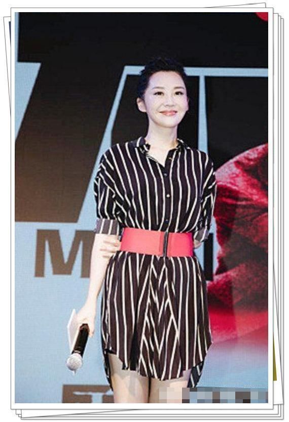 49岁许晴穿短裙嫩成少女本人，但看到她膝盖上的褶皱我却心疼不已