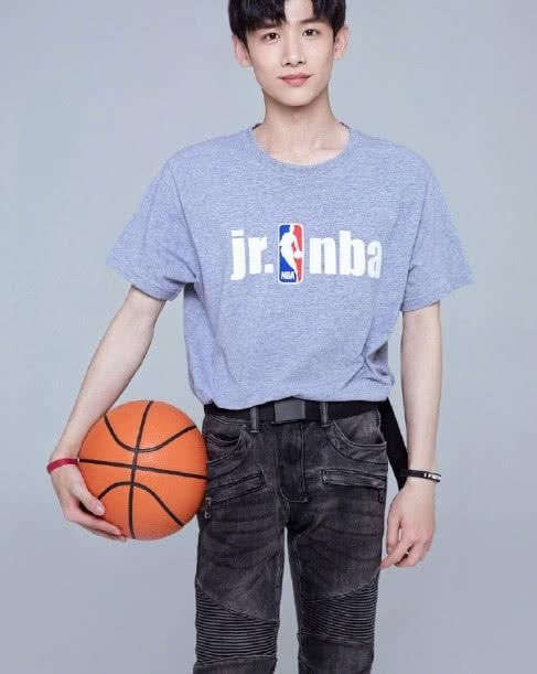 白敬亭绯闻主角不是鞋子和魏大勋引热议，官方两个字辟谣笑坏众人