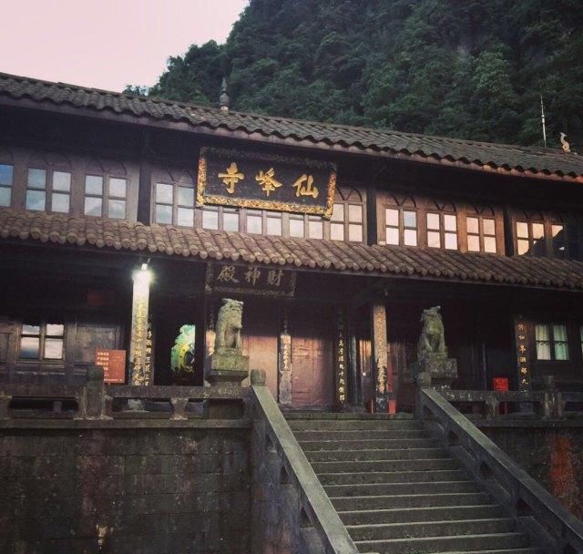 四川香火很旺盛的一座寺庙，地处峨眉山仙峰岩下，有百年历史