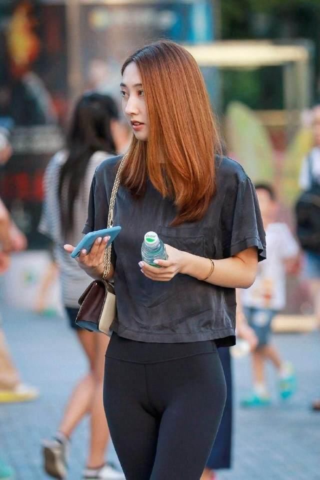  【尽显】街拍：自信的小姐姐最美，时尚紧身裤尽显美腿！