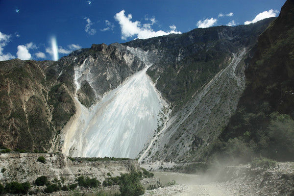 自驾霸道穿越丙察察闯西藏，悬崖边上走一遭，遭遇塌方，泥地陷车