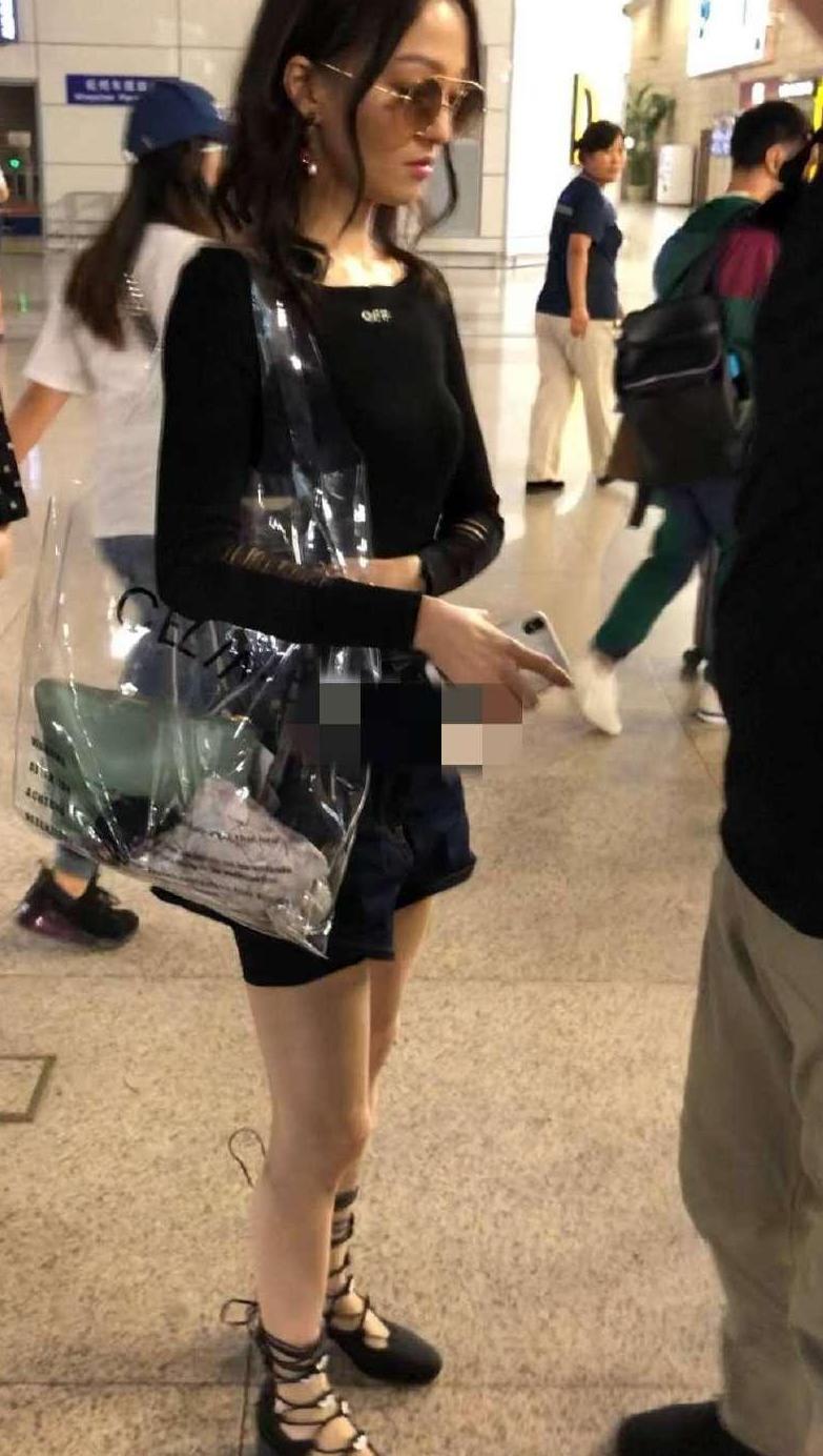 张韶涵真保守! 安全裤居然比短裤长得多, 网友: 还好里面多穿一件