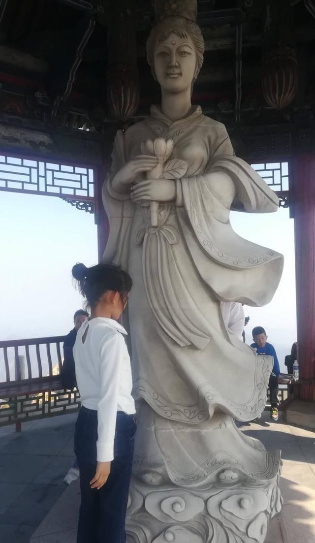 河北的小黄山，仅比泰山低一百多米，深秋是看红叶的最佳去处