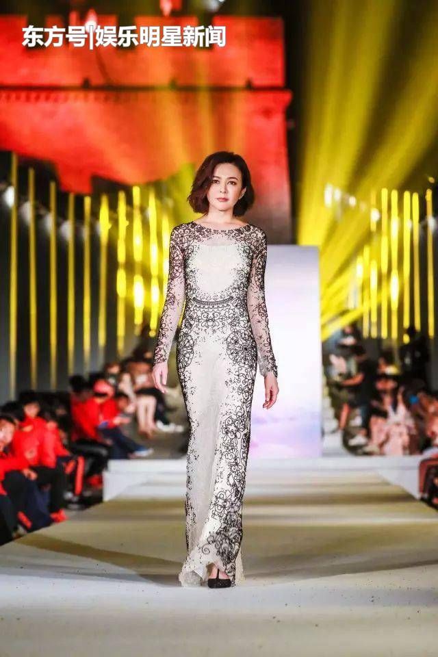 56岁关之琳真会穿!超短发吊带裙真显嫩 网友:不愧是逆龄美人