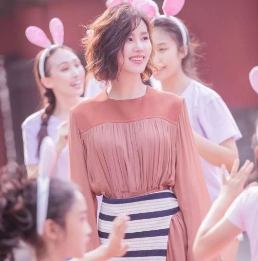 裙子里别再穿安全裤了，这才是时尚圈最新穿法!