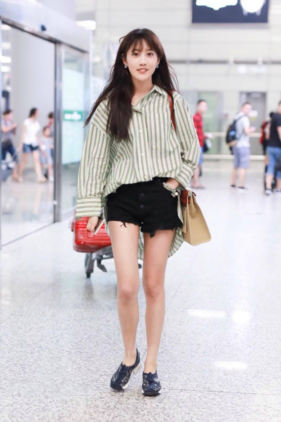 没有大长腿就别穿”狗啃式“短裤，杨超越成短腿，紫宁惨变五五分