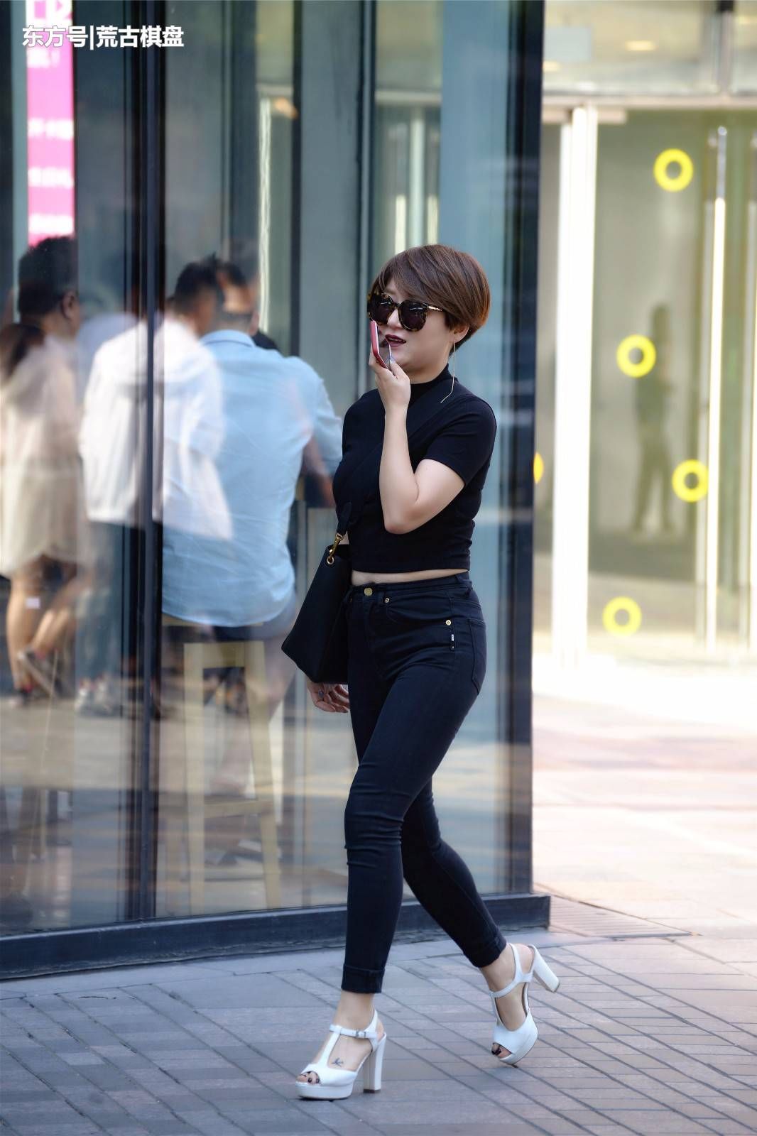 看了这位姑娘穿着紧身牛仔裤，才发现原来牛仔裤也这样显身材