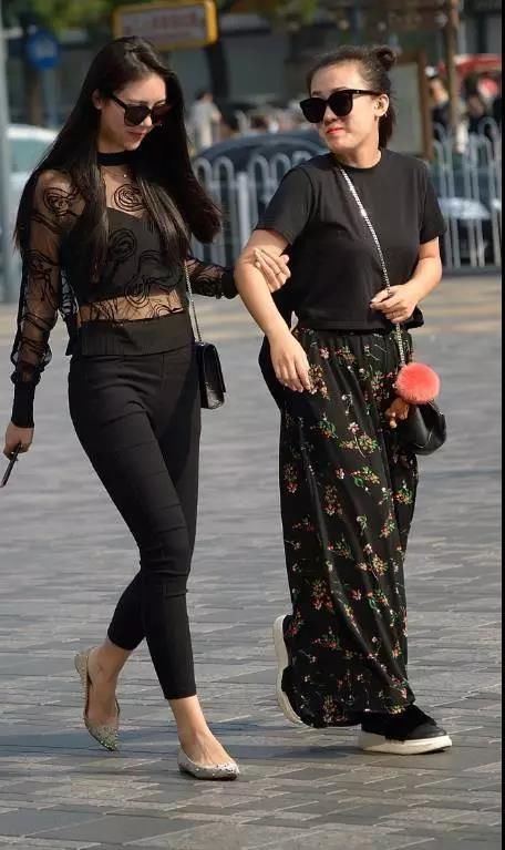 街拍：闺蜜在一起长了，连穿衣服都互相影响，风格越来越相近！