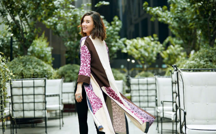 宋佳再次晒出自己的美照，美人配美景，清爽养眼