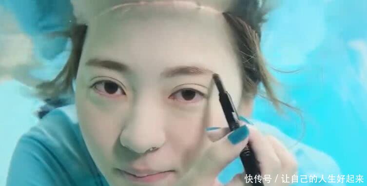 小姐姐体验水下化妆，两个小时的妆容比不上一秒，网友：后悔了吧