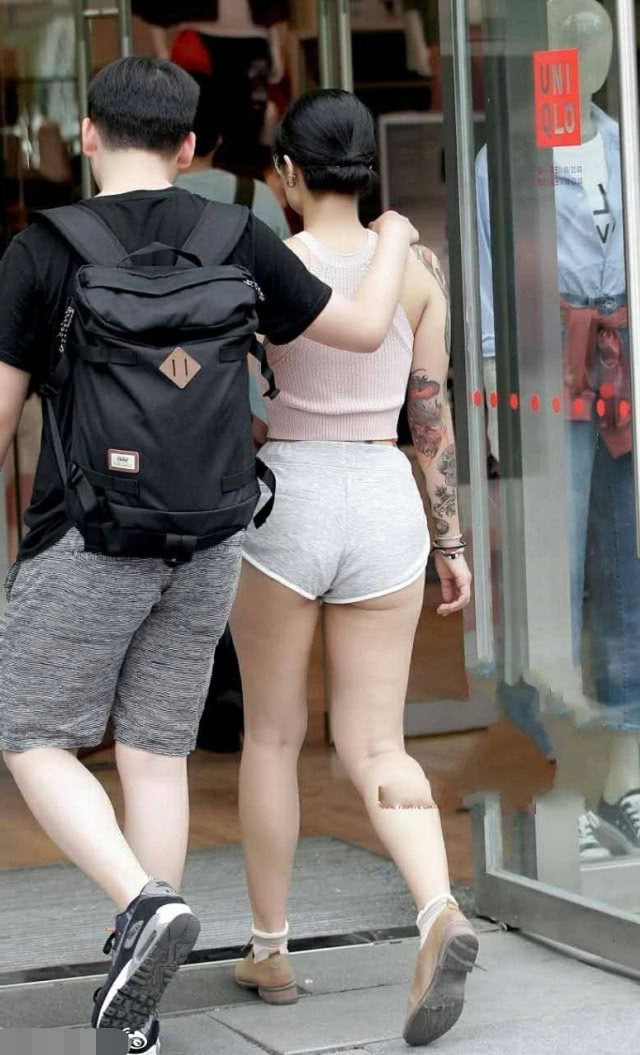 肉感小女神和男友逛街，热裤秀丰满的双腿和浑圆的臀线，男友好福