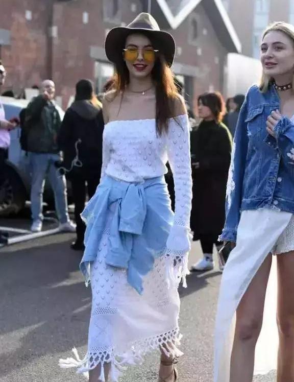 她们不是没穿内衣，而是会穿内衣！