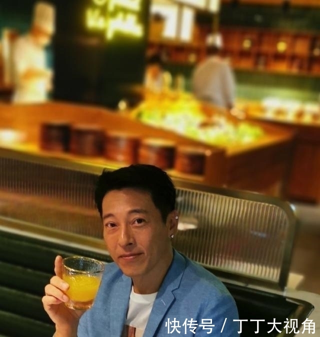  「吕颂贤」53岁吕颂贤时隔23年与陈少霞同框保养极佳，长居内地捞金身家丰厚