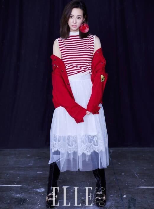 张钧宁一袭白衣，精致有女人味，网友:不经意间的小性感才是最美