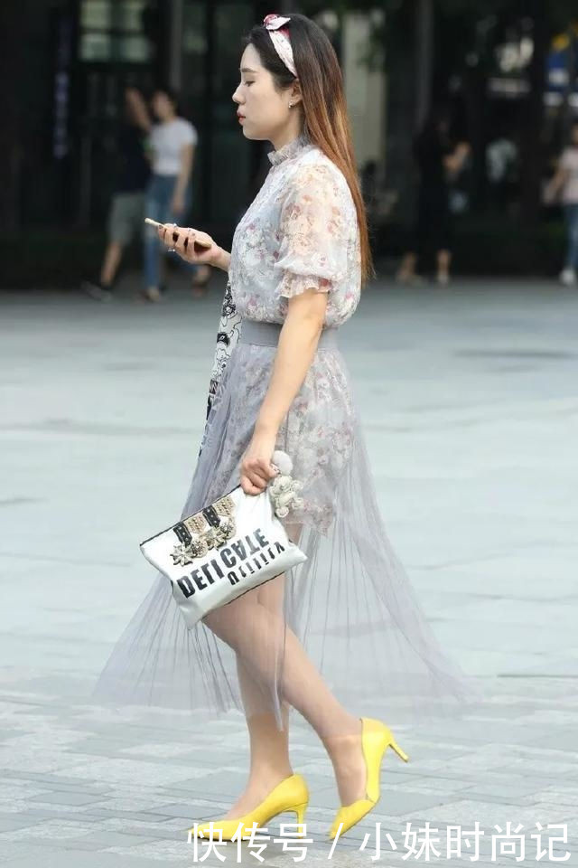  美女|街拍：姑娘穿一条丝滑的一字肩长裙, 太有潮力值了