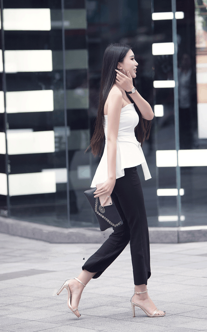 美女一字肩搭配紧身裤，大长腿成功抢镜，网友：仙儿飘飘的感觉